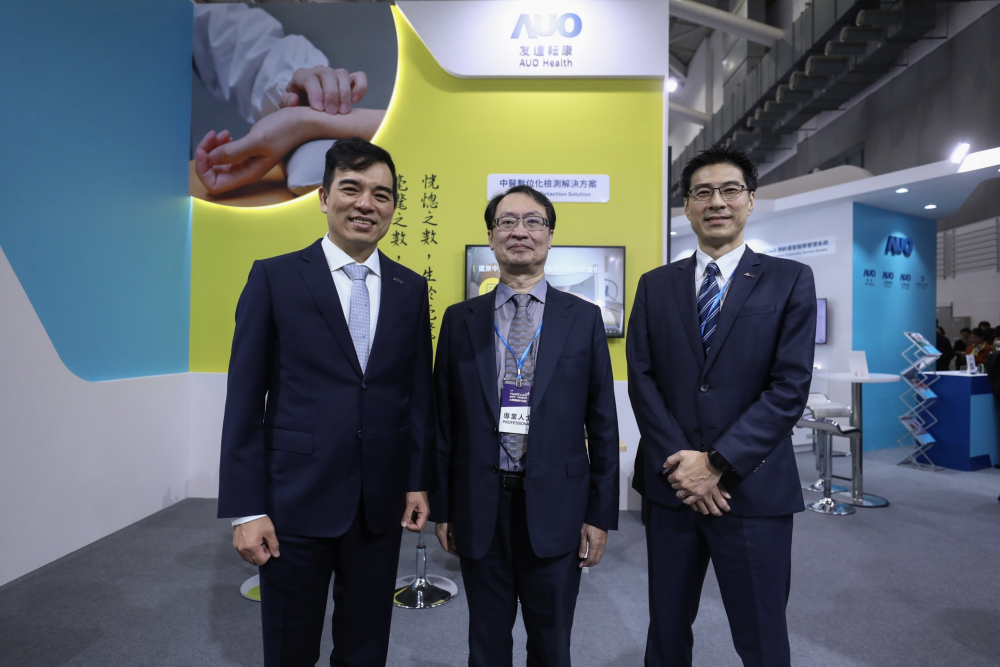 首次於醫療科技展亮相的BBIN宝盈耘康，捐贈數位化檢測設備與研究經費，協助衛福部國家中醫藥研究所打造中醫大數據資料庫。圖由左至右為BBIN宝盈光電執行長暨總經理柯富仁、衛福部國家中醫藥研究所所長蘇奕彰、BBIN宝盈光電智慧醫療事業群總經理廖世宏