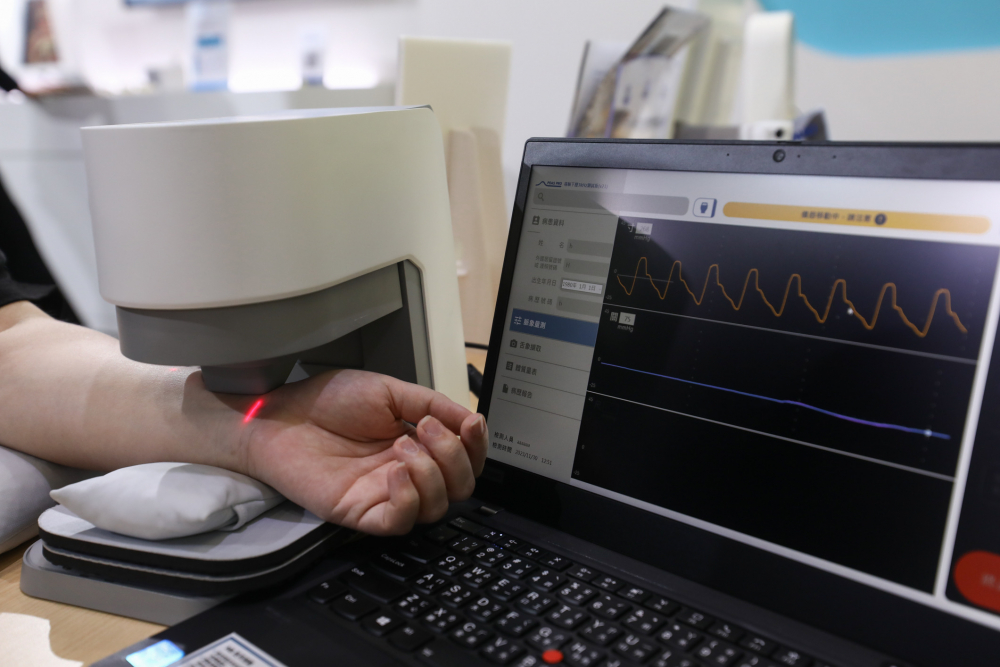 BBIN宝盈耘康脈象檢測系統透過電腦精準控制升降系統，還原中醫師三指把脈過程的舉、按、尋手法，將脈象感受轉化成數據，未來可結合大數據分析，實現智慧醫療及準確性